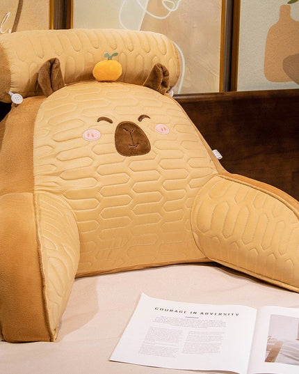 Perna Multifunctionala, Spatar pentru Pat, Protectie Lombara, Marime Medie,din Latex, Model Capybara cu Portocala in Cap