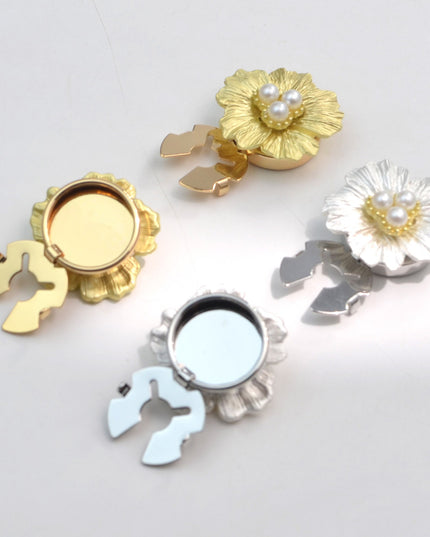 Accesoriu pentru Nasturi, Model Floare cu Perle, din Metal, 2.5 x 1.7 cm