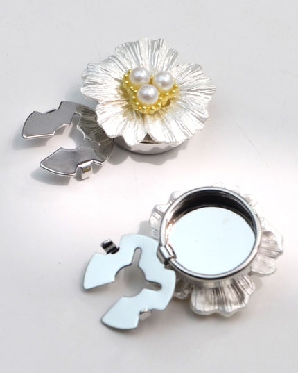 Accesoriu pentru Nasturi, Model Floare cu Perle, din Metal, 2.5 x 1.7 cm