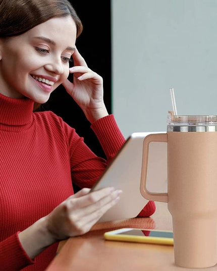 Cana Termos din Plastic, pentru Bauturi Calde si Reci, cu Maner