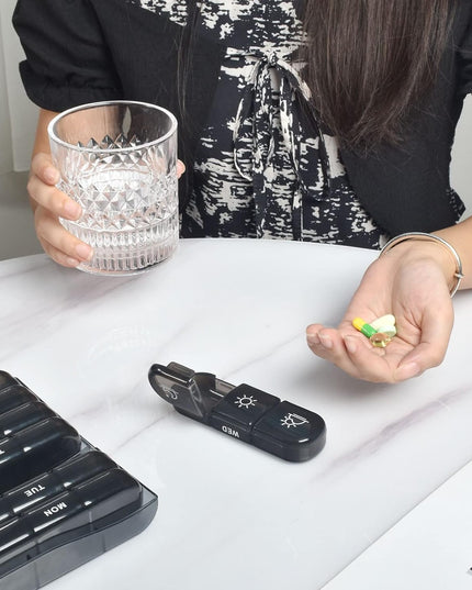 Depozitare Medicamente, 7 Zile, 21 Compartimente, Suport, Recipiente Detasabile, Portabila, Compartimente Negre, Transparenta