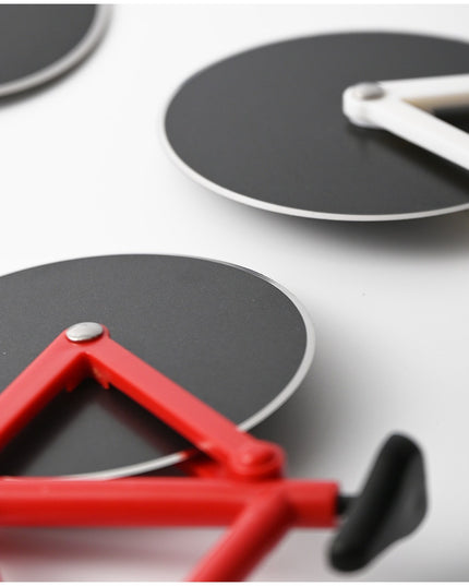 Cutit pizza creativ in forma de bicicleta, cu suport pentru cutit,otel/PP