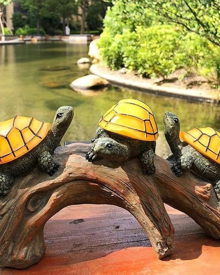 Decoratiune Ornament pentru Gradina, Decoratiune pentru Gradina, Model 3 Broscute Testoase Asezate pe Bustean, Lumini LED