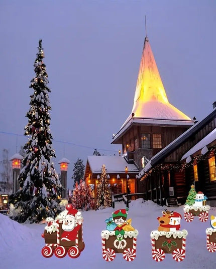 Decoratiune de Craciun, pentru Gradina, Tip Trenulet, 5 Figurine + Bete de Infipt in Pamant, din Plastic, Impermeabil, Model Mos Craciun cu Prietenii