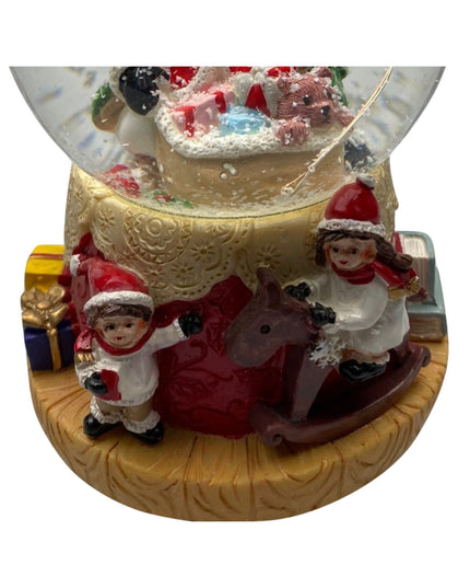 Decoratiune muzicala glob cu zapada, cu lumini si muzica, Mos Craciun si copilasi