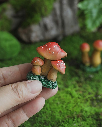 Decoratiune Ornament pentru Ghiveci, Decoratiune pentru Gradina, Model 1 Ciuperci Rosii cu Buline Albe