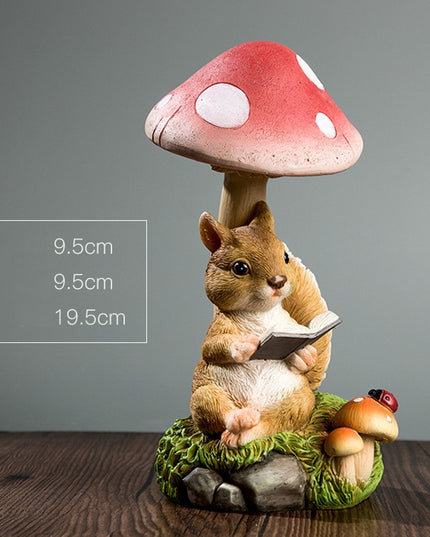 Decoratiune pentru Gradina, Lumini LED cu Incarcare solara,Model Ciuperca cu Veverita care Citeste