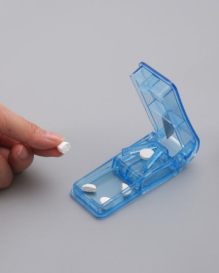 Dispozitiv pentru taiat sau sfaramat medicamente material non-toxic, portabil