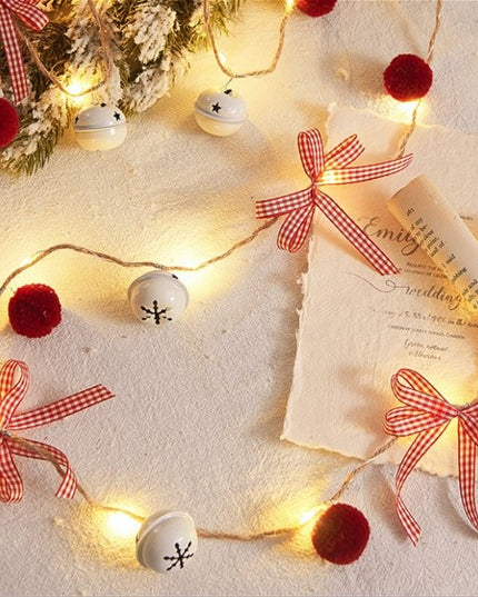 Instalatie Craciun cu baterii, 2 metri, 20 LED-uri tip clopotei si mingiute