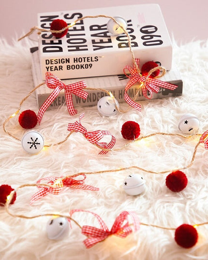 Instalatie Craciun cu baterii, 2 metri, 20 LED-uri tip clopotei si mingiute