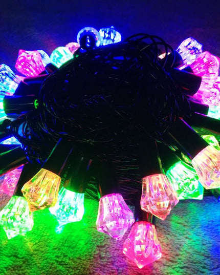 Instalatie de Craciun Liniara RGRB Yoto,din care Prelungitor 220V, 40 LED, Model Diamante, Utilizare Interior/Exterior, Interconectabila, Fir