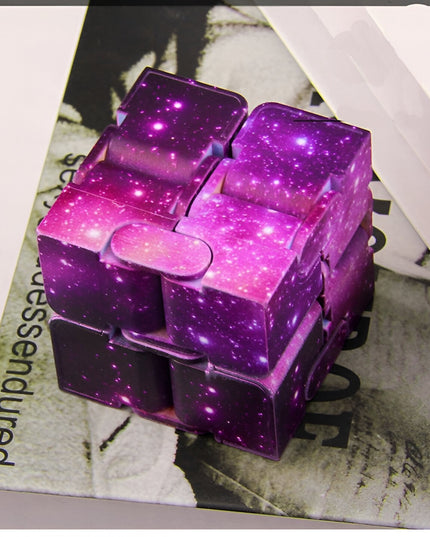 Jucarie Interactiva Antistres cu Miscari Infinite, Cub Magic, 3 ani, 4x4x4cm