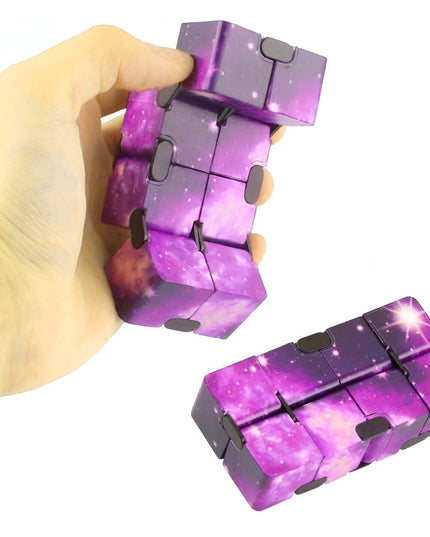 Jucarie Interactiva Antistres cu Miscari Infinite, Cub Magic, 3 ani, 4x4x4cm