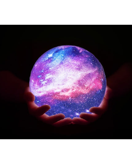 Lampa de veghe in forma de luna cu stele 3D Moon Light 7 culori, alimentare baterii, stand din lemn inclus,