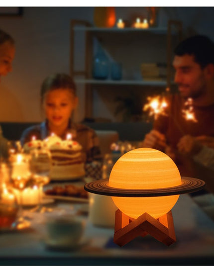 Lampa de veghe cu telecomanda in forma de Saturn 3D Saturn Light 16 culori, alimentare baterii, stand lemn inclus,
