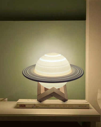 Lampa de veghe cu telecomanda in forma de Saturn 3D Saturn Light 16 culori, alimentare baterii, stand lemn inclus,