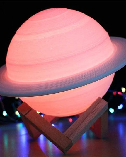 Lampa de veghe cu telecomanda in forma de Saturn 3D Saturn Light 16 culori, alimentare baterii, stand lemn inclus,