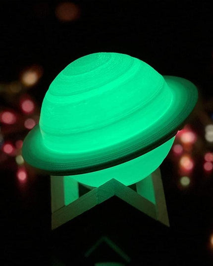 Lampa de veghe cu telecomanda in forma de Saturn 3D Saturn Light 16 culori, alimentare baterii, stand lemn inclus,