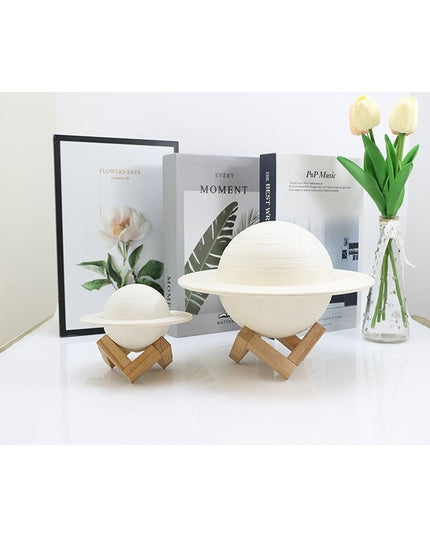 Lampa de veghe cu telecomanda in forma de Saturn 3D Saturn Light 16 culori, alimentare baterii, stand lemn inclus,