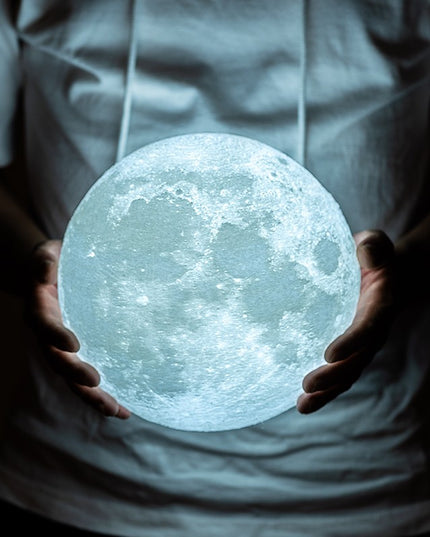 Lampa de veghe in forma de luna cu stele 3D Moon Light, Acumulator integrat, alimentare USB, stand din plastic inclus,16 culori