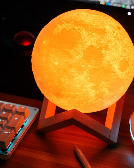 Lampa de veghe in forma de luna cu stele 3D Moon Light, Acumulator integrat, alimentare USB, stand din plastic inclus,16 culori