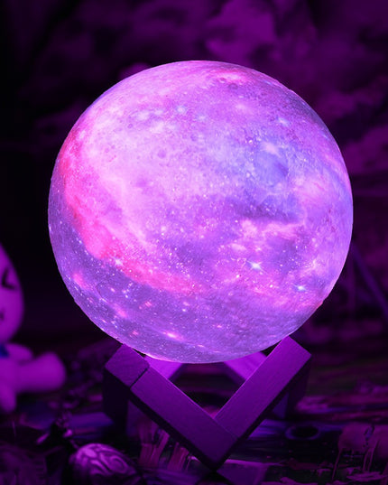 Lampa de veghe in forma de luna cu stele 3D Moon Light, alimentare baterii, stand din lemn inclus,