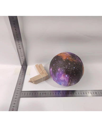 Lampa de veghe in forma de luna cu stele 3D Moon Light, alimentare baterii, stand din lemn inclus,