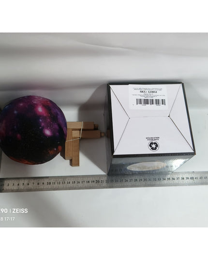 Lampa de veghe in forma de luna cu stele 3D Moon Light, alimentare baterii, stand din lemn inclus,