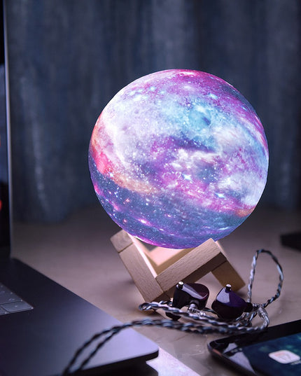 Lampa de veghe in forma de luna cu stele 3D Moon Light, alimentare baterii, stand din lemn inclus,