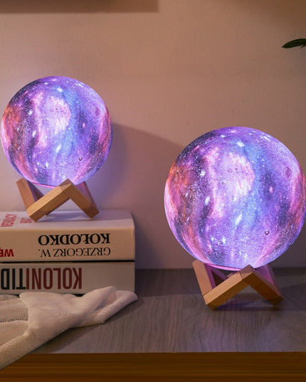 Lampa de veghe in forma de luna cu stele 3D Moon Light, alimentare baterii, stand din lemn inclus,