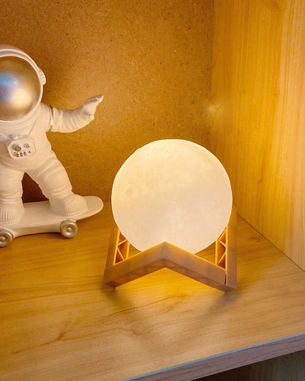 Lampa de veghe luna 3D Moon Light, lumina LED cald, alimentare baterii, fara acumulator, stand din plastic inclus, 12 cm