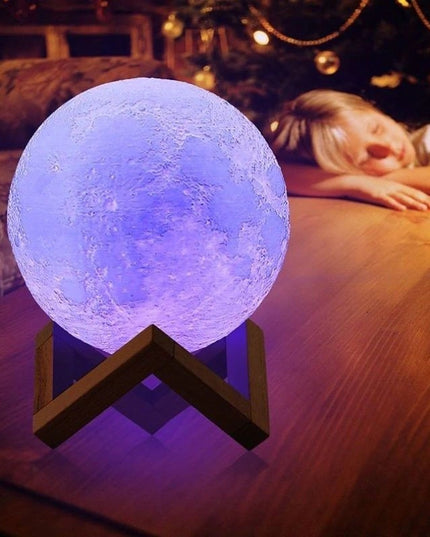 Lampa de veghe luna 3D Moon Light,lumina multicolora cu LED, 7 culori, schimbare culoare prin atingere, alimentare baterii, fara acumulator, stand din plastic inclus,