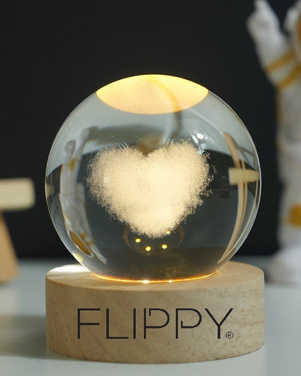 Lampa LED Decorativa, Bila de Cristal cu Diametru , Model Inima 3D, Alimentare USB, Suport din Lemn, Lumina