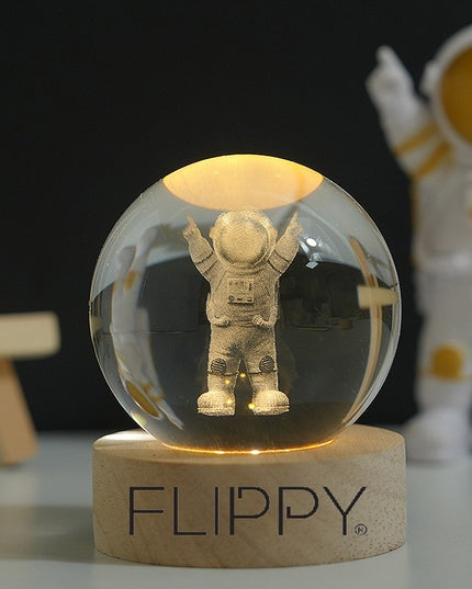 Lampa LED Decorativa, cu Bila de Cristal cu Diametru , Model Astronaut 3D, Alimentare USB, Suport din Lemn, Lumina