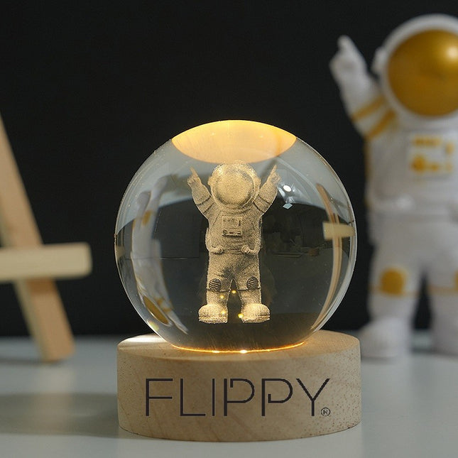 Lampa LED Decorativa, cu Bila de Cristal cu Diametru , Model Astronaut 3D, Alimentare USB, Suport din Lemn, Lumina