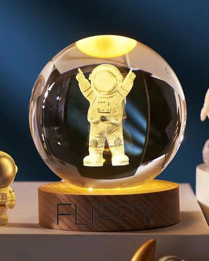 Lampa LED Decorativa, cu Bila de Cristal cu Diametru , Model Astronaut 3D, Alimentare USB, Suport din Lemn, Lumina