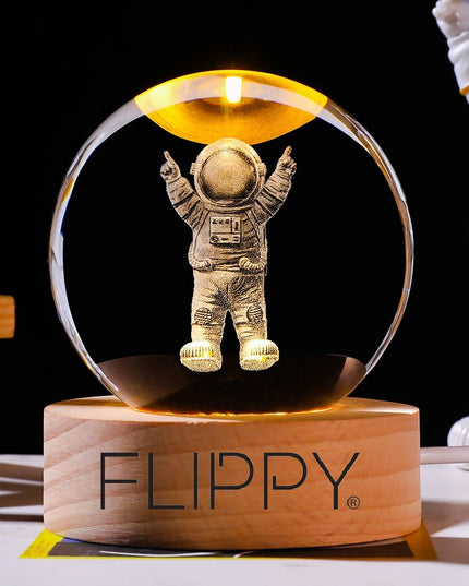 Lampa LED Decorativa, cu Bila de Cristal cu Diametru , Model Astronaut 3D, Alimentare USB, Suport din Lemn, Lumina