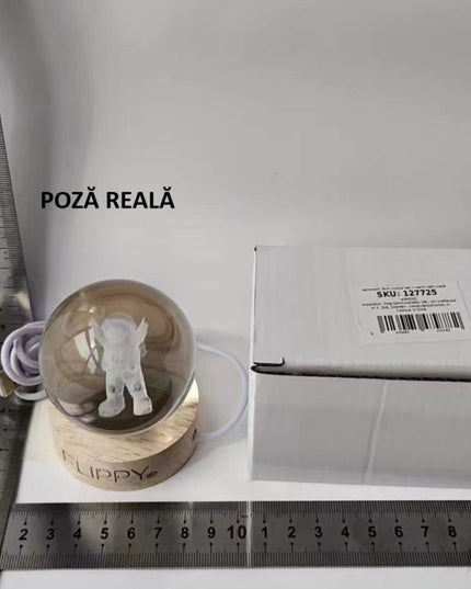 Lampa LED Decorativa, cu Bila de Cristal cu Diametru , Model Astronaut 3D, Alimentare USB, Suport din Lemn, Lumina