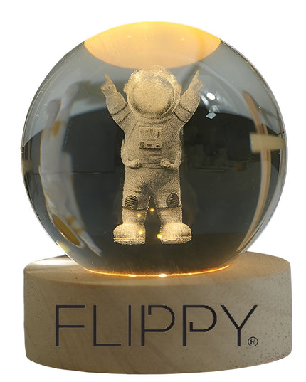 Lampa LED Decorativa, cu Bila de Cristal cu Diametru , Model Astronaut 3D, Alimentare USB, Suport din Lemn, Lumina