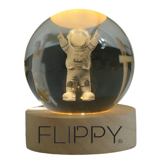 Lampa LED Decorativa, cu Bila de Cristal cu Diametru , Model Astronaut 3D, Alimentare USB, Suport din Lemn, Lumina
