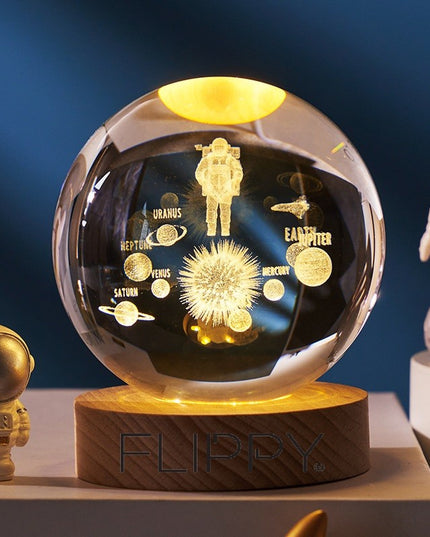 Lampa LED Decorativa, cu Bila de Cristal cu Diametru , Model Astronaut in Galaxie 3D, Alimentare USB, Suport din Lemn, Lumina