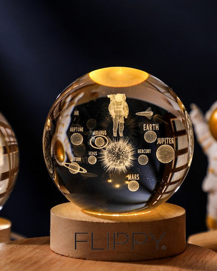 Lampa LED Decorativa, cu Bila de Cristal cu Diametru , Model Astronaut in Galaxie 3D, Alimentare USB, Suport din Lemn, Lumina
