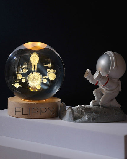 Lampa LED Decorativa, cu Bila de Cristal cu Diametru , Model Astronaut in Galaxie 3D, Alimentare USB, Suport din Lemn, Lumina