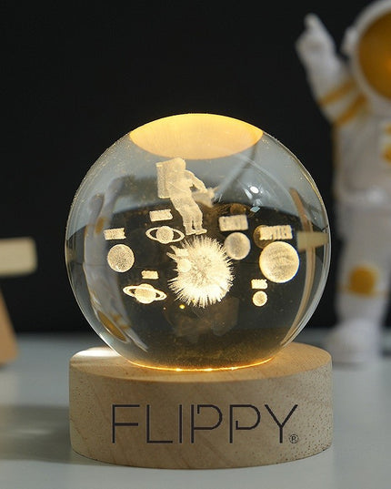 Lampa LED Decorativa, cu Bila de Cristal cu Diametru , Model Astronaut in Galaxie 3D, Alimentare USB, Suport din Lemn, Lumina