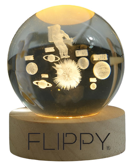 Lampa LED Decorativa, cu Bila de Cristal cu Diametru , Model Astronaut in Galaxie 3D, Alimentare USB, Suport din Lemn, Lumina
