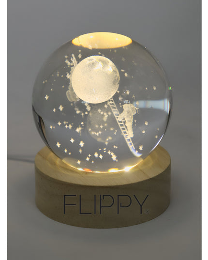 Lampa LED Decorativa, cu Bila de Cristal cu Diametru , Model Astronaut pe Scara catre Luna 3D, Alimentare USB, Suport din Lemn, Lumina