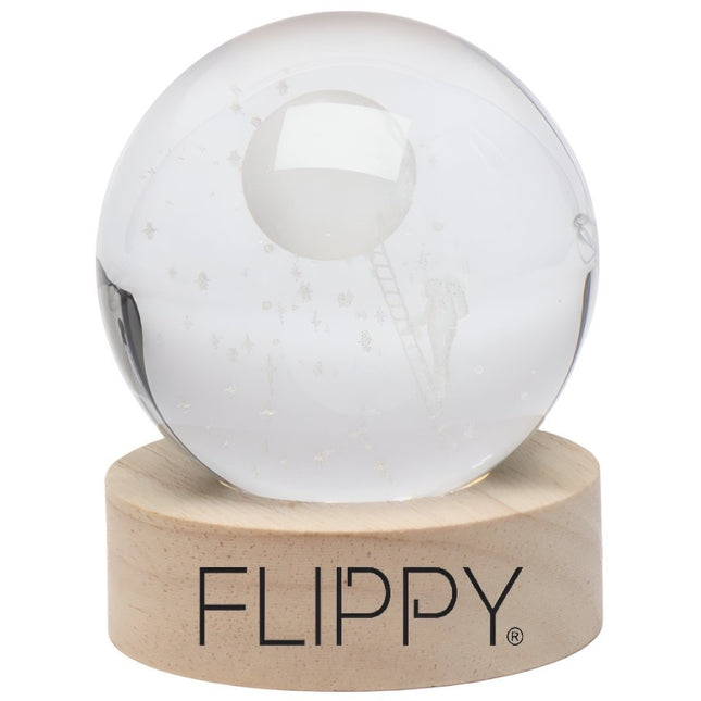 Lampa LED Decorativa, cu Bila de Cristal cu Diametru , Model Astronaut pe Scara catre Luna 3D, Alimentare USB, Suport din Lemn, Lumina