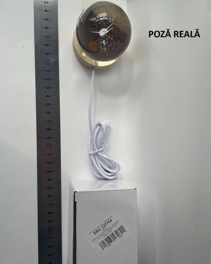 Lampa LED Decorativa, cu Bila de Cristal cu Diametru , Model Balena 3D, Alimentare USB, Suport din Lemn, Lumina