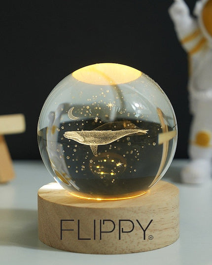 Lampa LED Decorativa, cu Bila de Cristal cu Diametru , Model Balena 3D, Alimentare USB, Suport din Lemn, Lumina