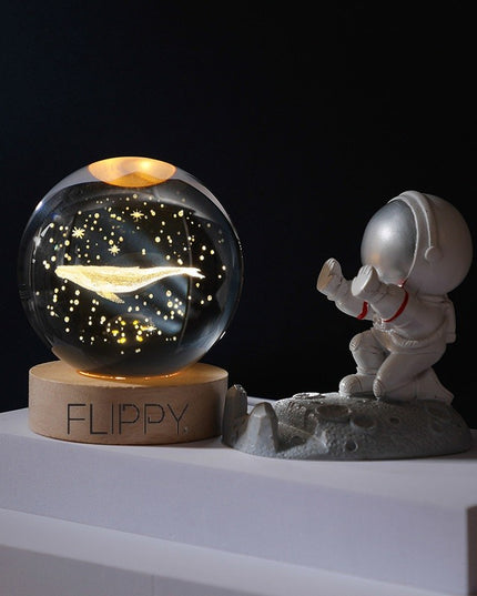 Lampa LED Decorativa, cu Bila de Cristal cu Diametru , Model Balena 3D, Alimentare USB, Suport din Lemn, Lumina